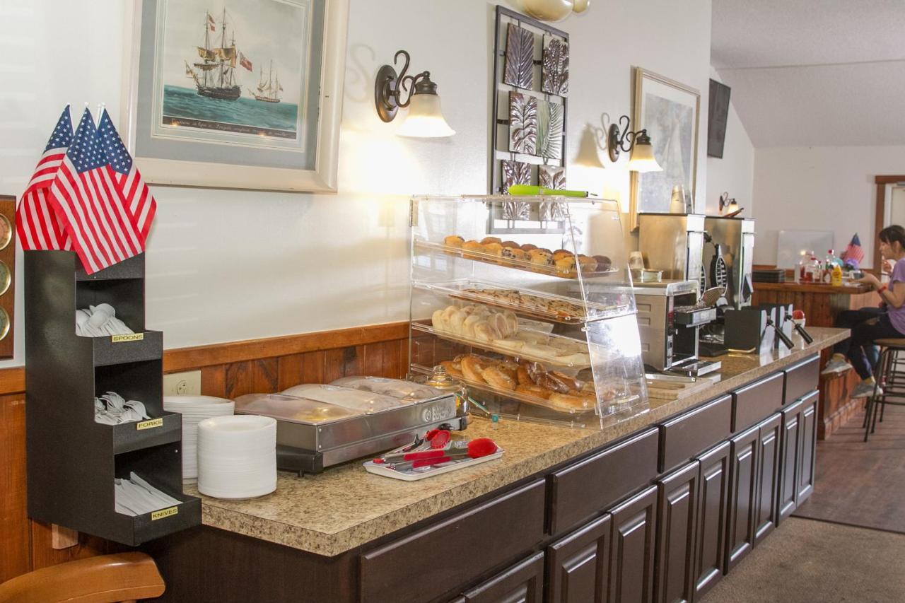 Flagship Inn Boothbay Harbor Extérieur photo